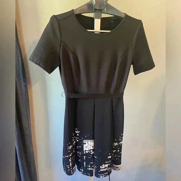 Elie Tahari Dress City Scape Buildings New York Black White Size 4 Fit & Flare - Picture 2 of 11